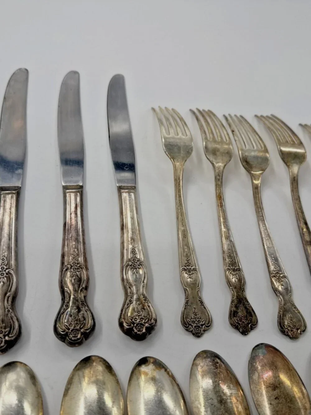 Wm Rogers Magnolia 18 PC Knives Spoons Forks Extra Plate Silverplated 1951 VTG